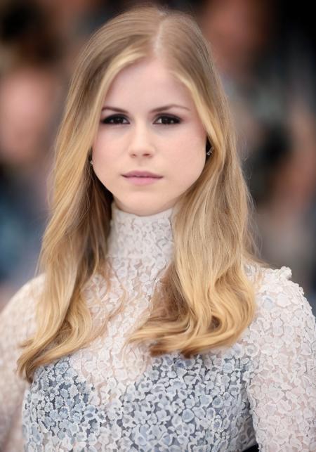 05996-1858197658-erin moriarty   (sharp focus_1.2), photo, attractive young woman, (beautiful face_1.1), detailed eyes, luscious lips, (eye makeu.png